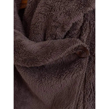 Brauner Teddyfell-Mantel mit Knopfverschluss, weiches Material, modisch und warm.