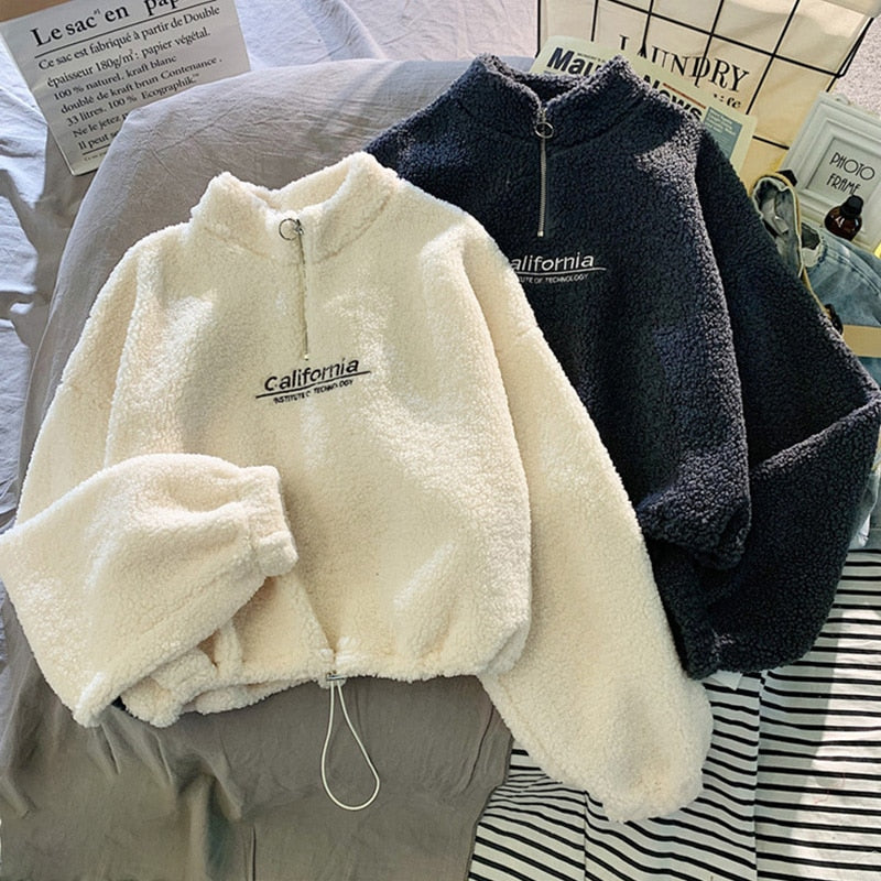 Zwei Fleece-Pullover mit Reißverschluss, weiß und schwarz, "California"-Aufdruck, Damenmode.