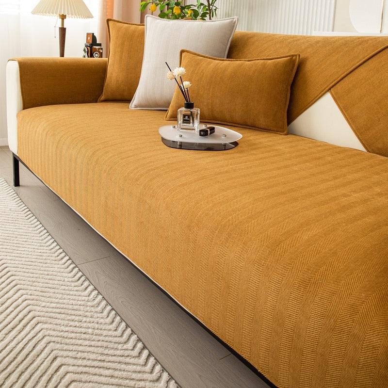 Antirutsch-Sofabezug aus Fleece in Braun, dekorative Kissen, modernes Wohnzimmer-Design.