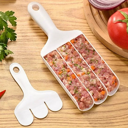 Weißer Kunststoff-Hackfleischformer mit drei Kammern auf Holzoberfläche, ideal für Burger.