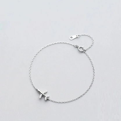 Silbernes Armband mit Flugzeuganhänger, minimalistisches Design, Damen Schmuckaccessoire.