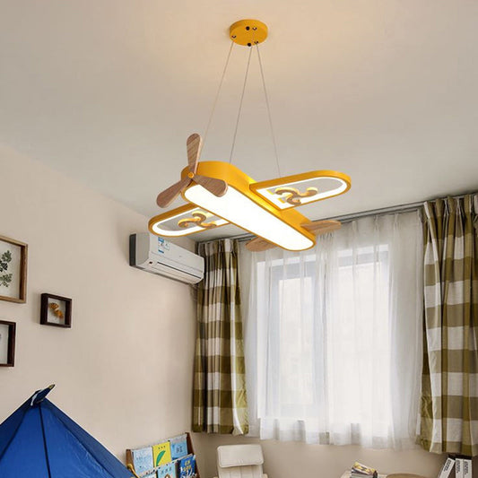 Gelbe Flugzeug-Deckenleuchte im Kinderzimmer, modernes Design, hängend, LED-Beleuchtung.