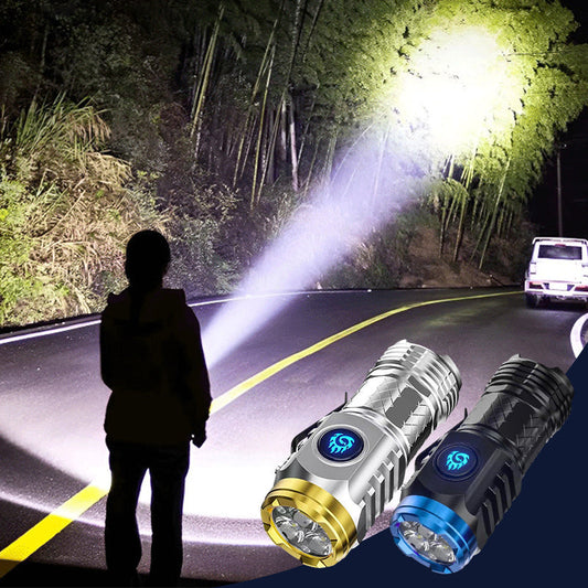 Person mit Taschenlampe auf Straße, LED-Taschenlampen, Nacht, Beleuchtung, Outdoor-Abenteuer.