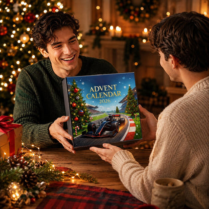 Zwei Männer übergeben sich den Adventskalender als Geschenk, einer lächelt, im Hintergrund Weihnachtsbaum, Kerzen und ein verpacktes Päckchen. 7