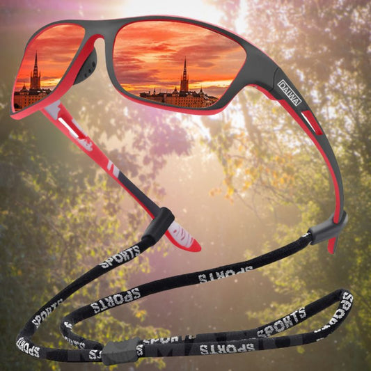 Sportsonnenbrille mit rotem Rahmen und verspiegelten Gläsern, Sonnenuntergangsreflexion, Outdoor.