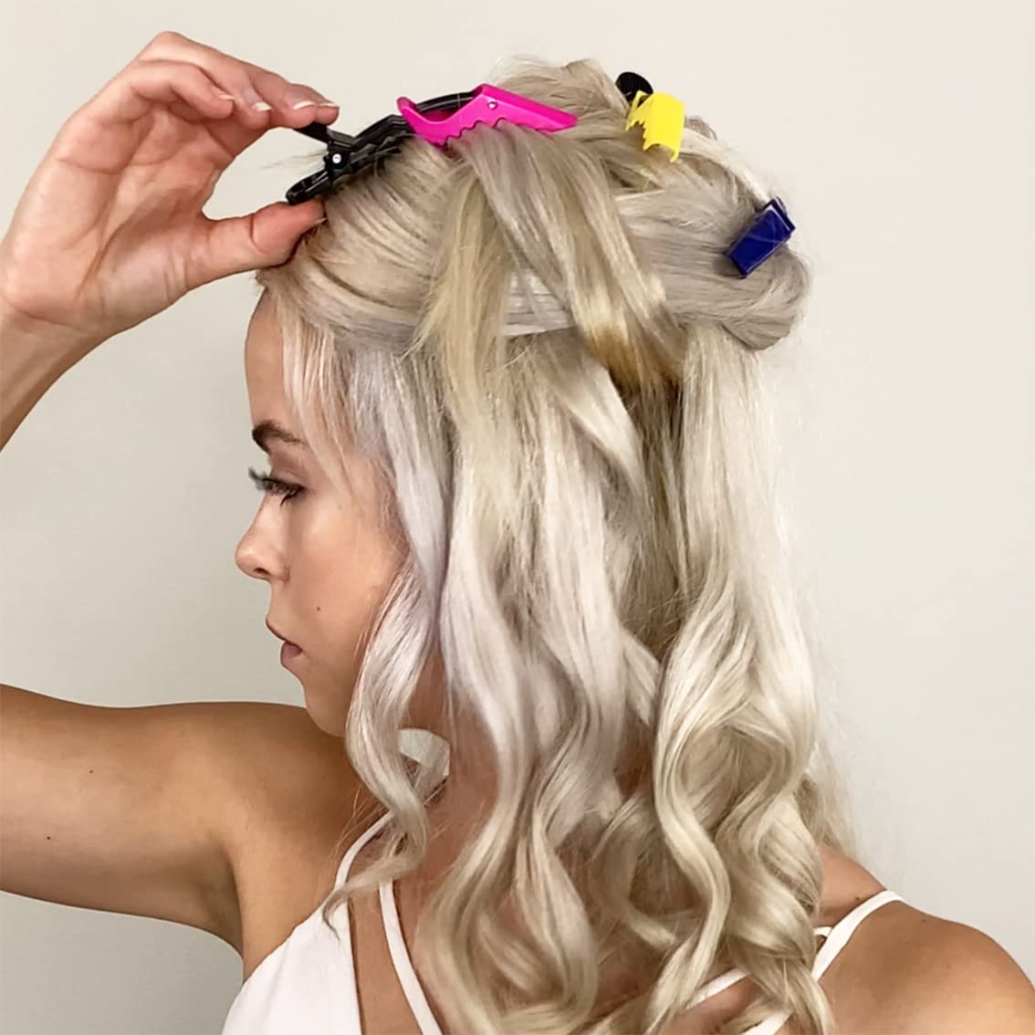 Frau mit blonden Locken, Haarclips, Styling, Frisur, Haarpflege, Friseur, Haarschmuck, Mode.