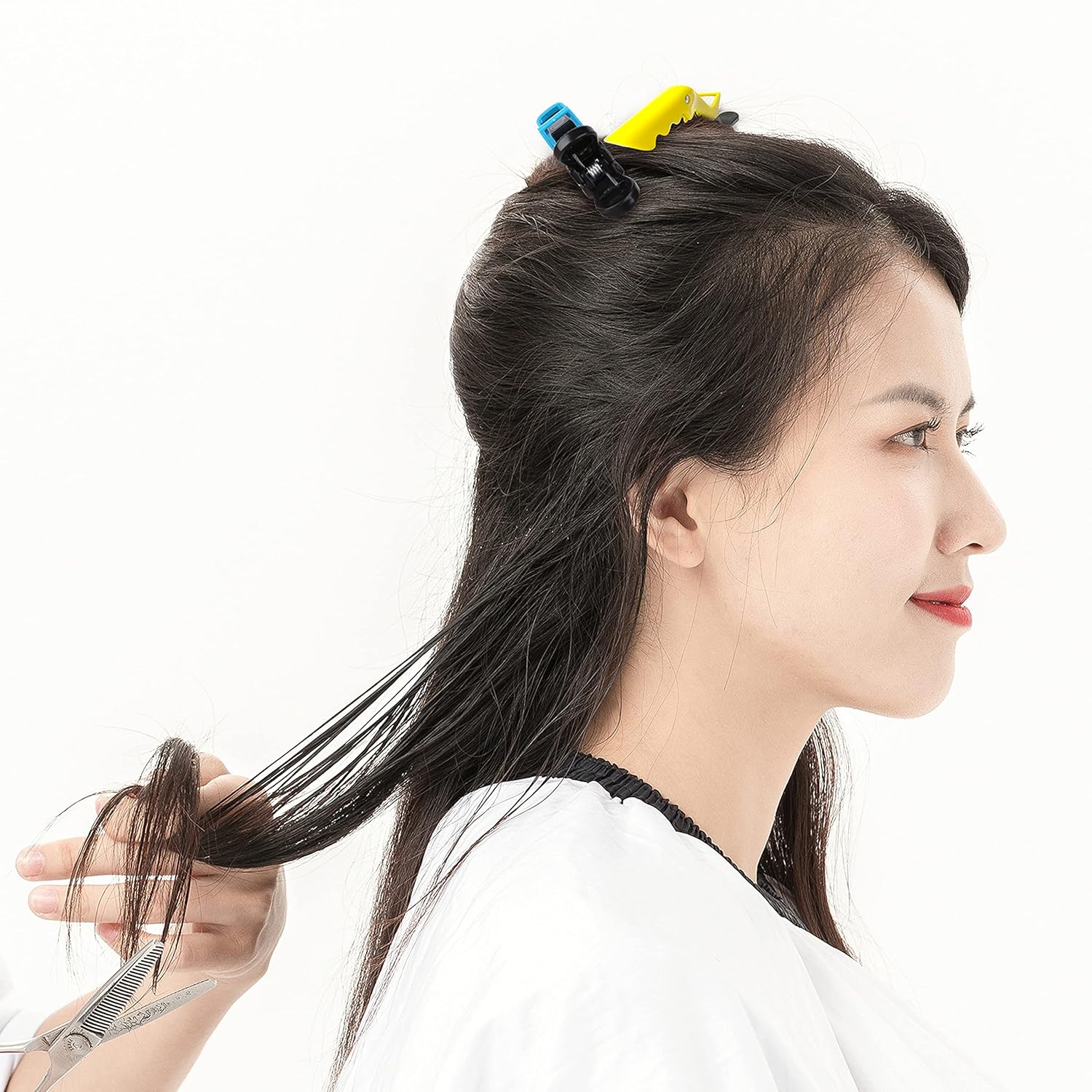 Frau mit Haarspangen, Friseur schneidet Haare, schwarze und gelbe Clips, Friseursalon.
