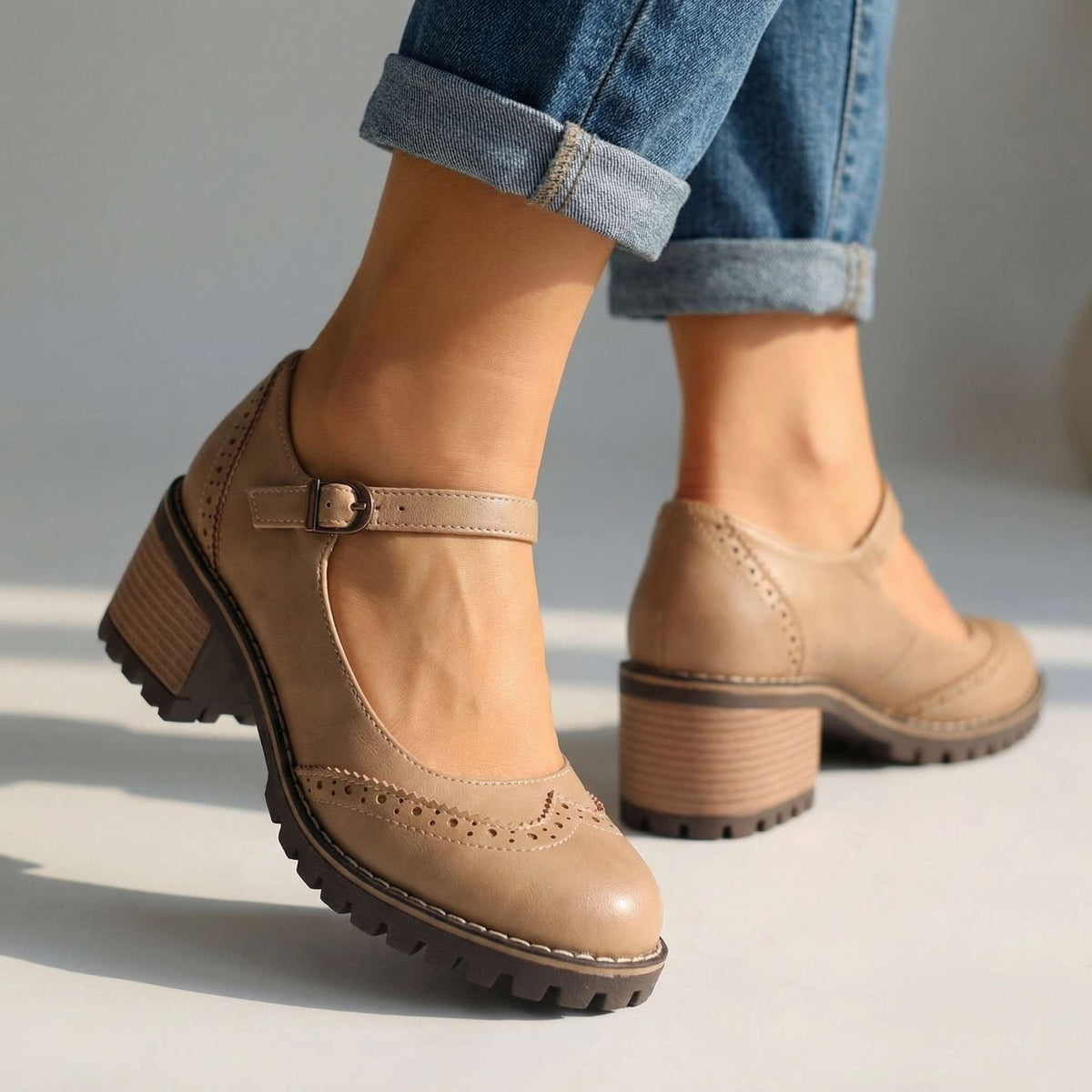 Beige Mary Janes mit Schnalle am Riemen und Blockabsatz, seitlich getragen mit umgekrempelter Jeans im Studio. 3