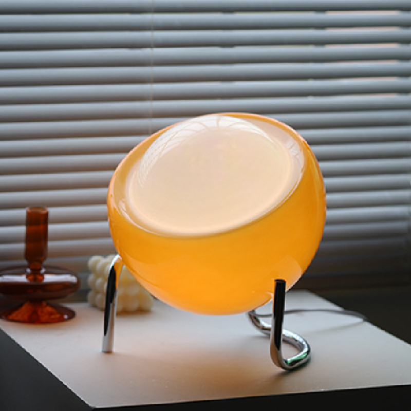 Orange Tischlampe aus Glas auf Metallständer, modernes Design, Beleuchtung, Inneneinrichtung.