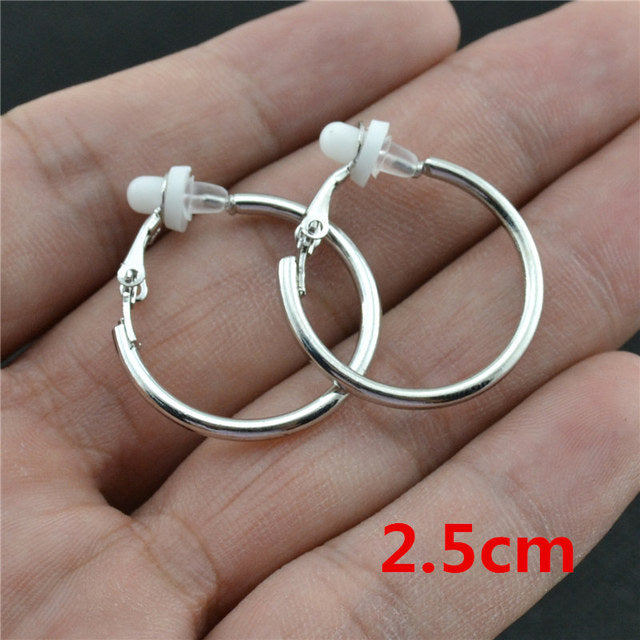 Silberne Creolen Ohrringe 2,5 cm, Edelstahl, modisch, auf Hand präsentiert.