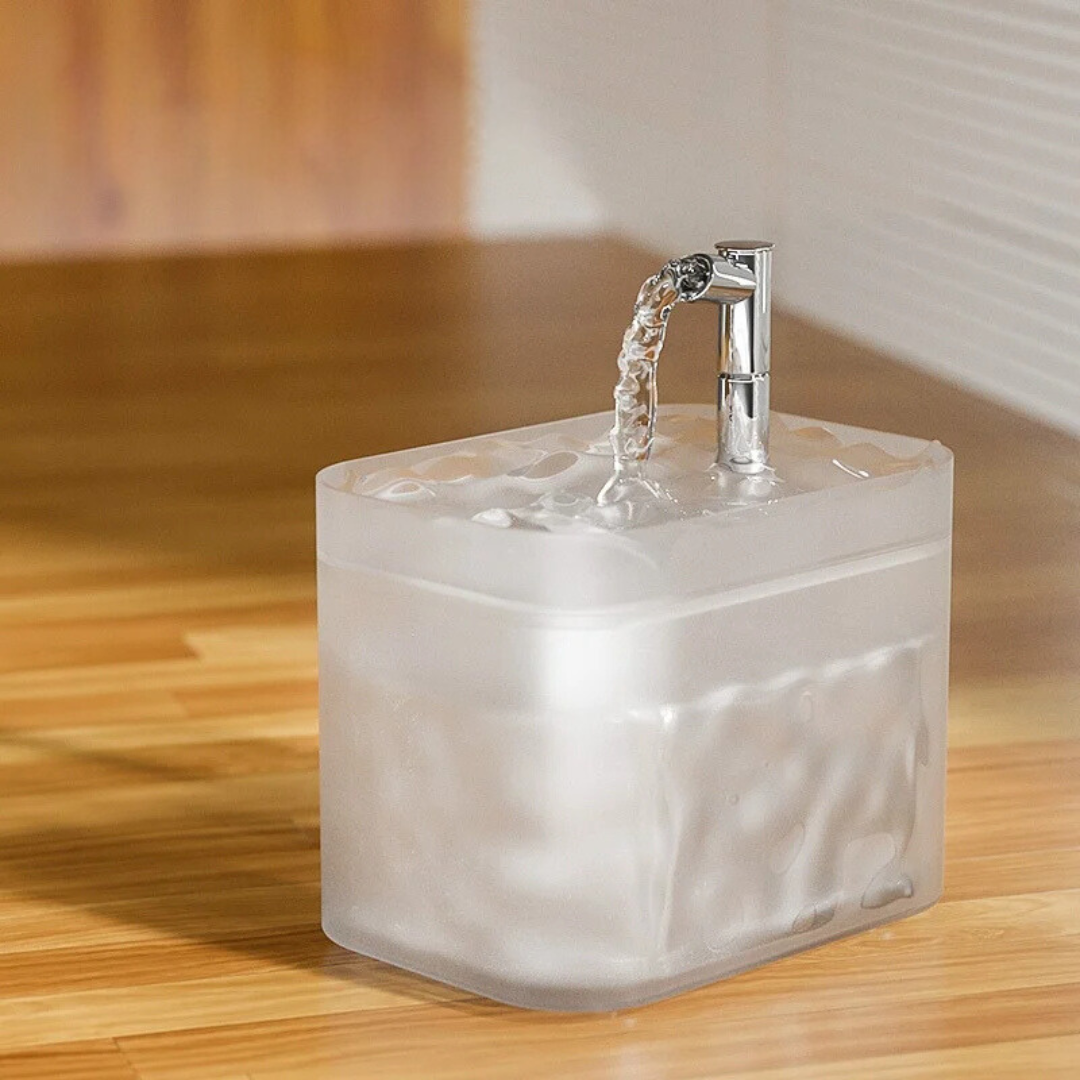 Frosted Glas Wasserbrunnen mit Edelstahlhahn auf Holzboden, modernes Design, Innenbereich.