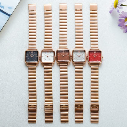 Fünf roségoldene Armbanduhren mit quadratischem Zifferblatt in verschiedenen Farben auf weißem Hintergrund.