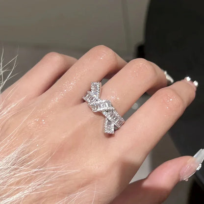 Silberner Diamantring auf Hand, funkelnd, luxuriöses Schmuckdesign, Nahaufnahme.