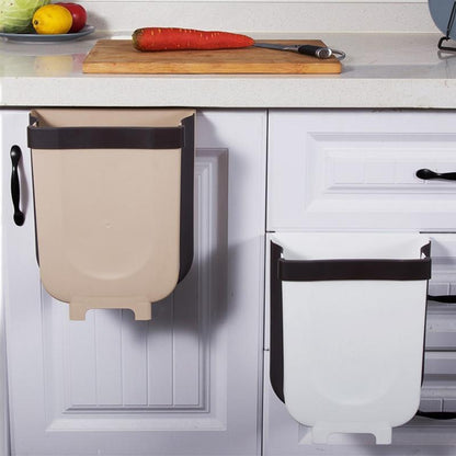 Beige und weißer faltbarer Mülleimer, hängend an Küchenschrank, platzsparend, Kunststoff.