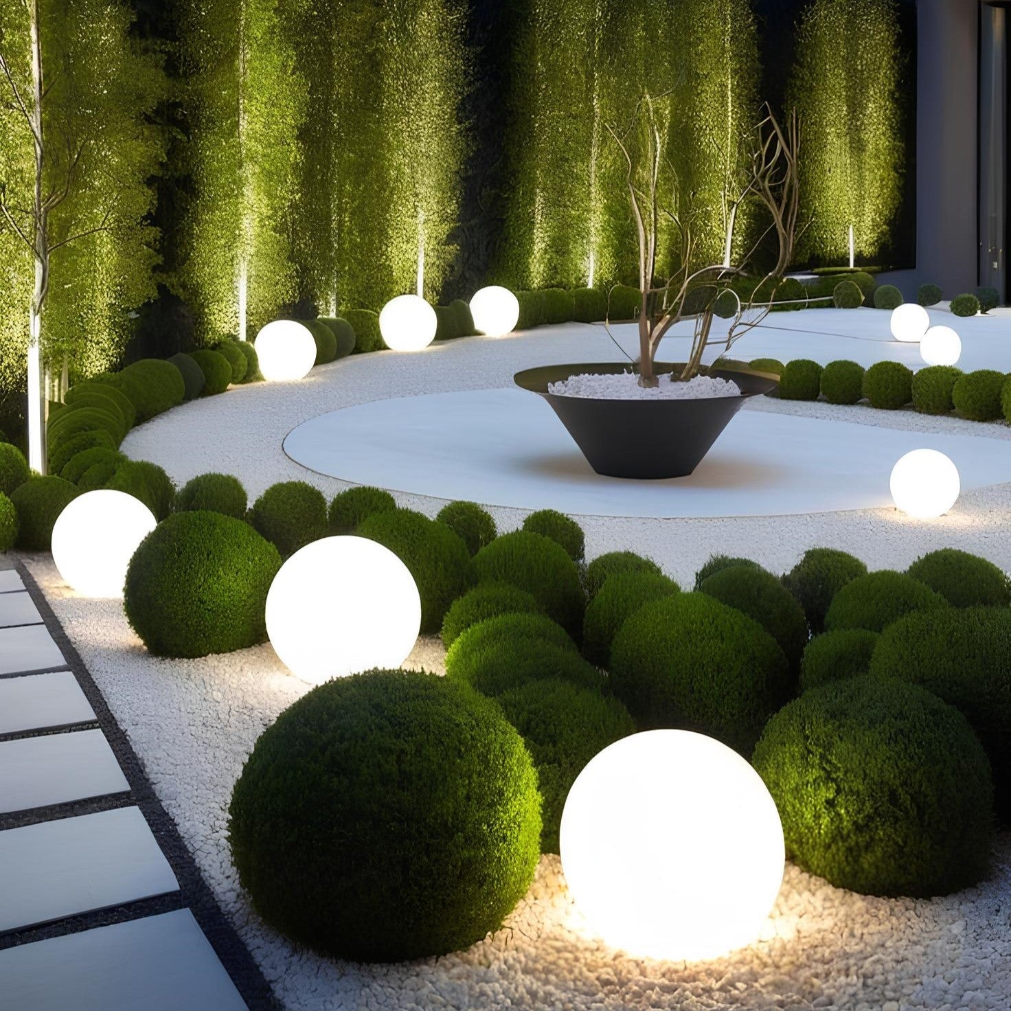 Moderne Gartenbeleuchtung mit leuchtenden Kugeln, grünen Büschen und stilvollem Pflanzkübel.
