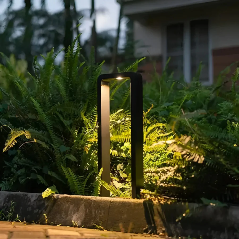 Moderne schwarze Gartenlampe, rechteckig, beleuchtet Pflanzen, Außenbeleuchtung, energiesparend.