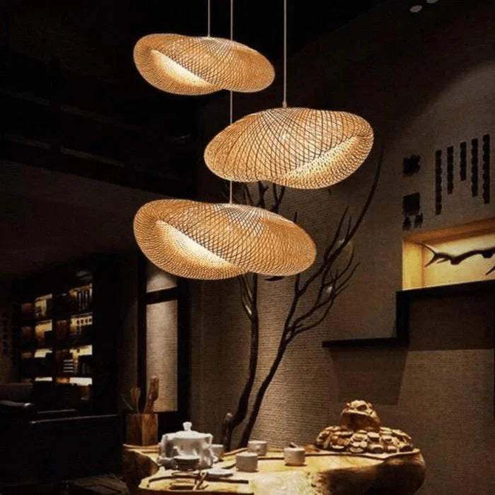 Moderne hängende Rattan-Lampe, dreifach, warmes Licht, Wohnzimmer, stilvolle Beleuchtung.