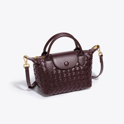 Braune geflochtene Handtasche aus Leder mit abnehmbarem Schulterriemen und goldenen Details.
