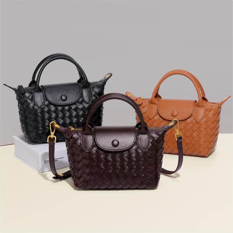 Drei geflochtene Handtaschen aus Leder in Schwarz, Braun und Cognac auf hellem Hintergrund.