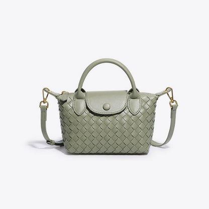 Grüne geflochtene Handtasche aus Leder mit Schulterriemen und goldenen Details.