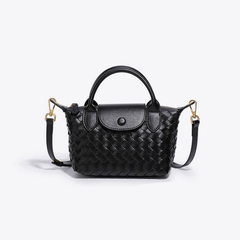 Schwarze geflochtene Handtasche aus Leder mit Schulterriemen und goldenen Details.