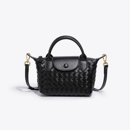 Schwarze geflochtene Handtasche aus Leder mit Schulterriemen und goldenen Details.