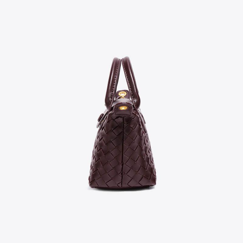 Braune geflochtene Handtasche aus Leder, Seitenansicht, elegant, modisch, Damenaccessoire.