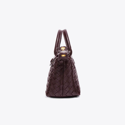 Braune geflochtene Handtasche aus Leder, Seitenansicht, elegant, modisch, Damenaccessoire.