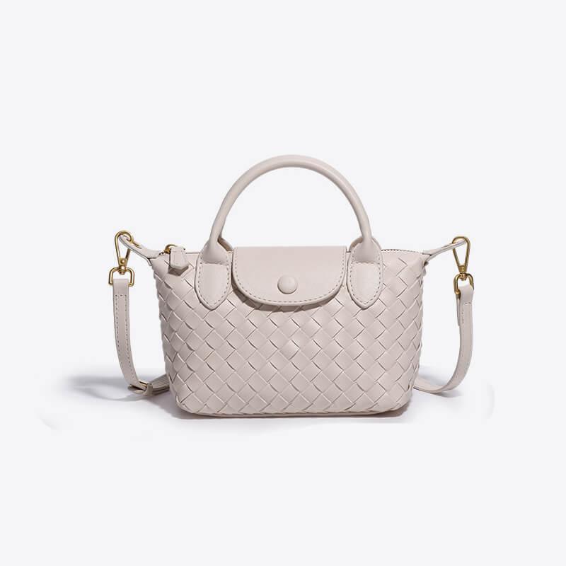 Geflochtene Handtasche aus Leder in Beige mit abnehmbarem Schulterriemen und goldenen Details.
