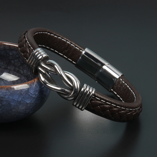 Braunes Lederarmband mit silbernem Verschluss, geflochtenes Design, Herrenmode-Accessoire.