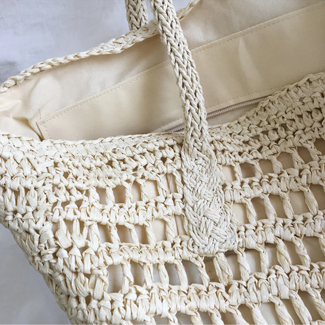 Geflochtene Strohtasche, beige, mit Reißverschluss, ideal für Strand und Sommer.