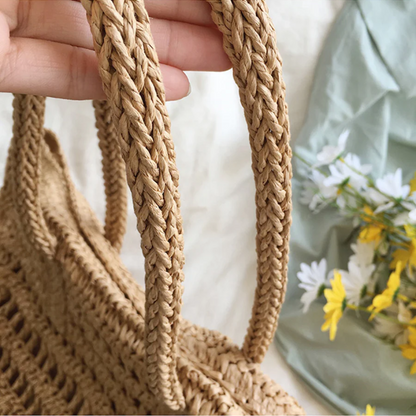 Geflochtene Strohtasche mit Henkeln, beige, Sommermode, umweltfreundlich, handgefertigt.
