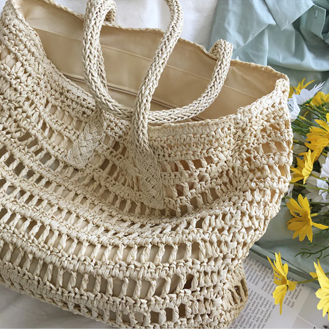 Geflochtene Strohtasche, beige, mit Henkeln, ideal für Strand, Sommermode, Damenaccessoire.