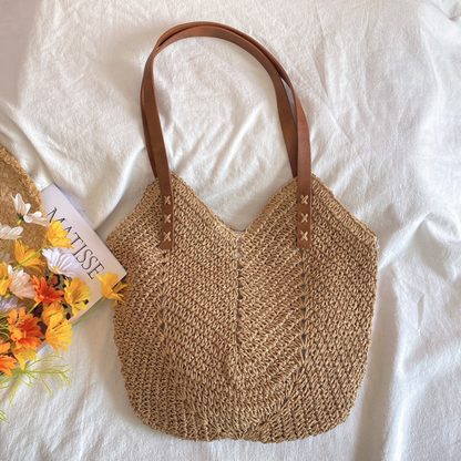 Strohtasche mit braunen Ledergriffen, ideal für Sommer, Strand, Picknick, modisch und praktisch.