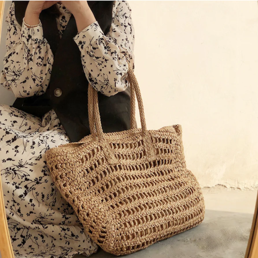 Geflochtene Strohtasche, beige, handgefertigt, Sommermode, Damenaccessoire, Boho-Stil.