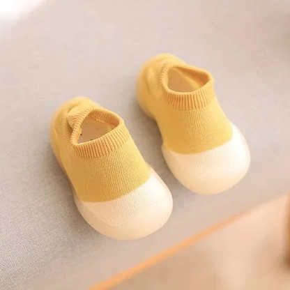 Gelbe Babyschuhe aus Baumwolle mit rutschfester Sohle, bequem und weich für Kleinkinder.