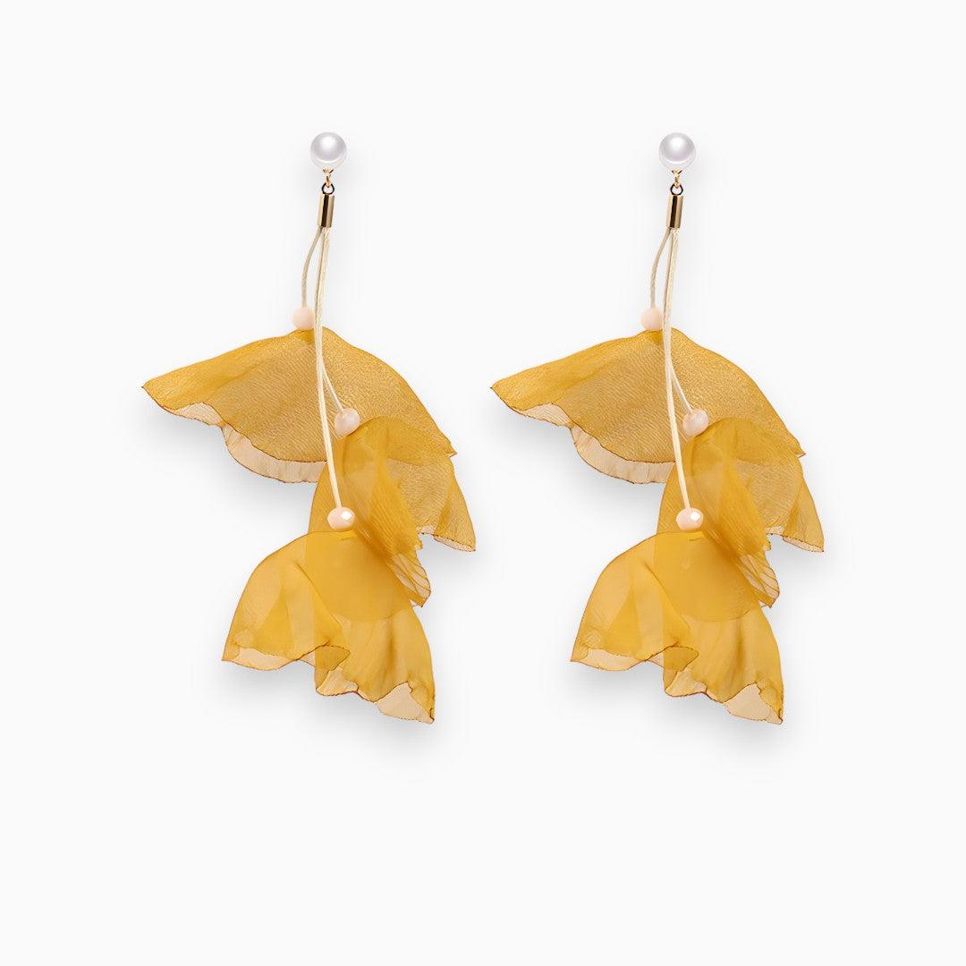 Gelbe Blumenohrringe aus Stoff mit Perlen, eleganter Schmuck, modische Accessoires für Damen.