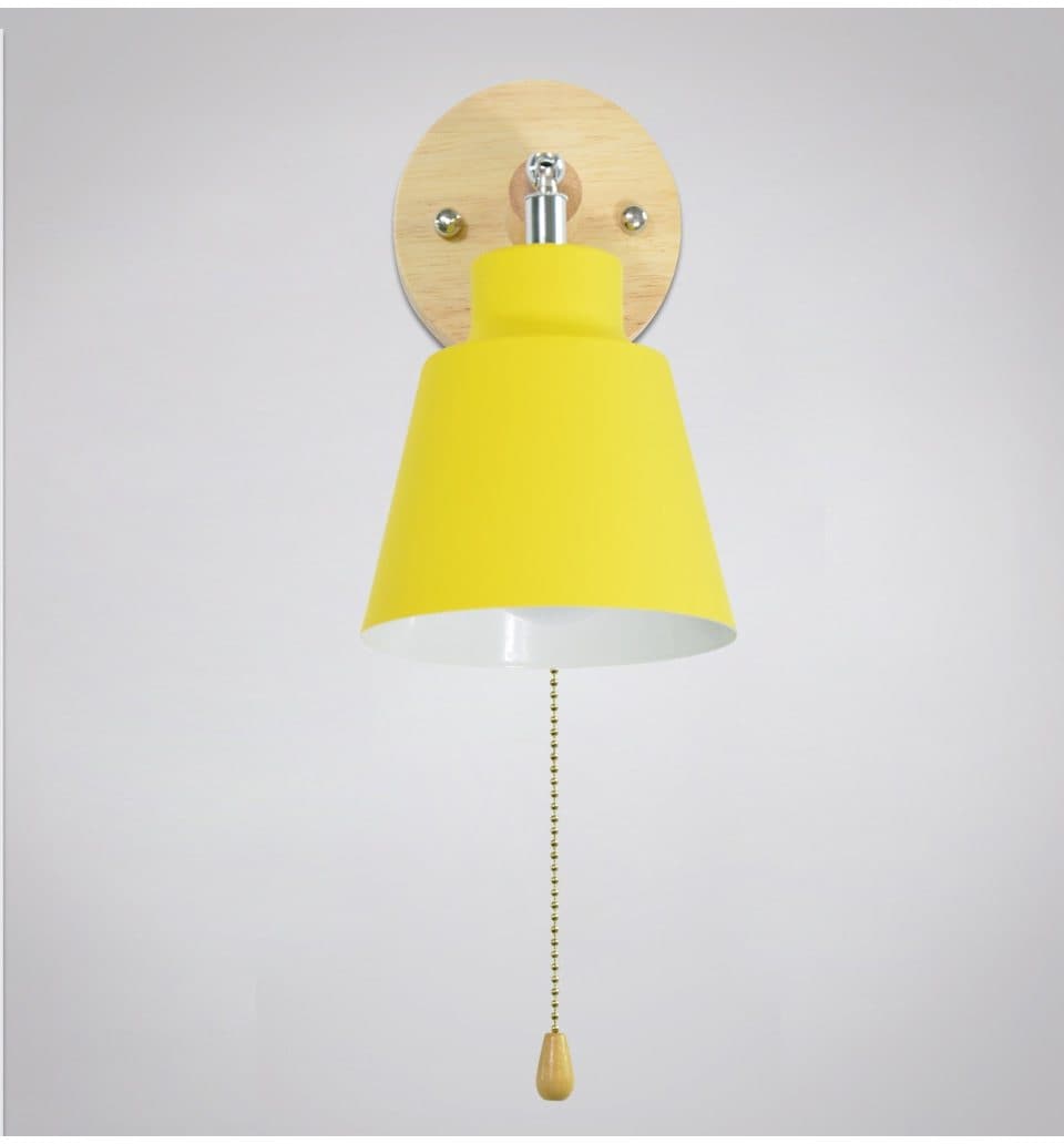 Gelbe Wandleuchte mit Zugschalter, modernes Design, Holzhalterung, Innenbeleuchtung.