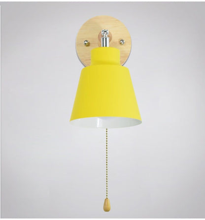 Gelbe Wandleuchte mit Zugschalter, modernes Design, Holzhalterung, Innenbeleuchtung.
