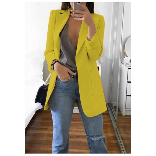 Frau in gelbem Blazer, grauem Top und blauer Jeans, modisch, modern, Damenmode, Streetstyle.