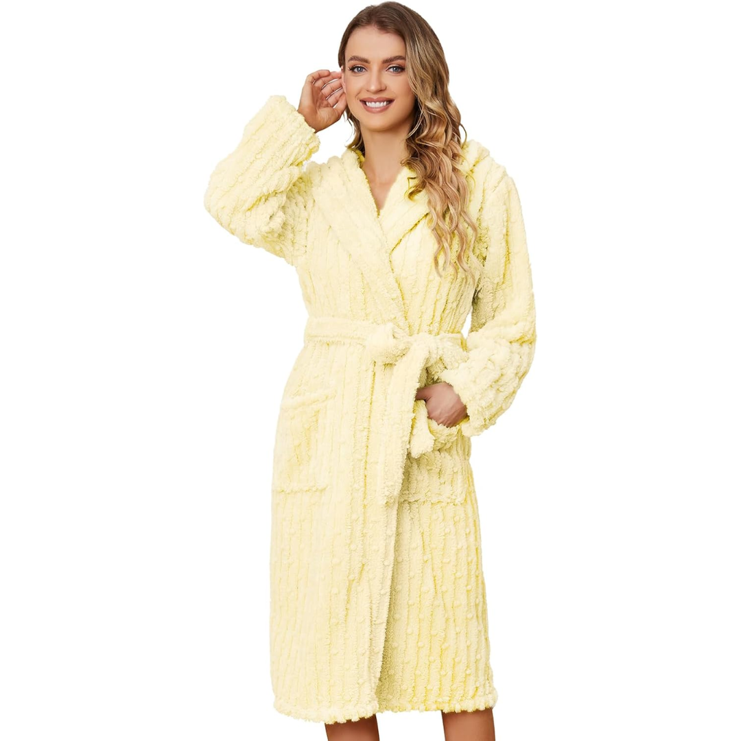 Flauschiger gelber Bademantel für Damen, weiches Material, gemütlich, mit Gürtel und Taschen.