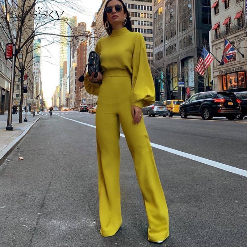 Frau in gelbem Jumpsuit auf Stadtstraße, modisch, elegantes Outfit, urbane Mode.