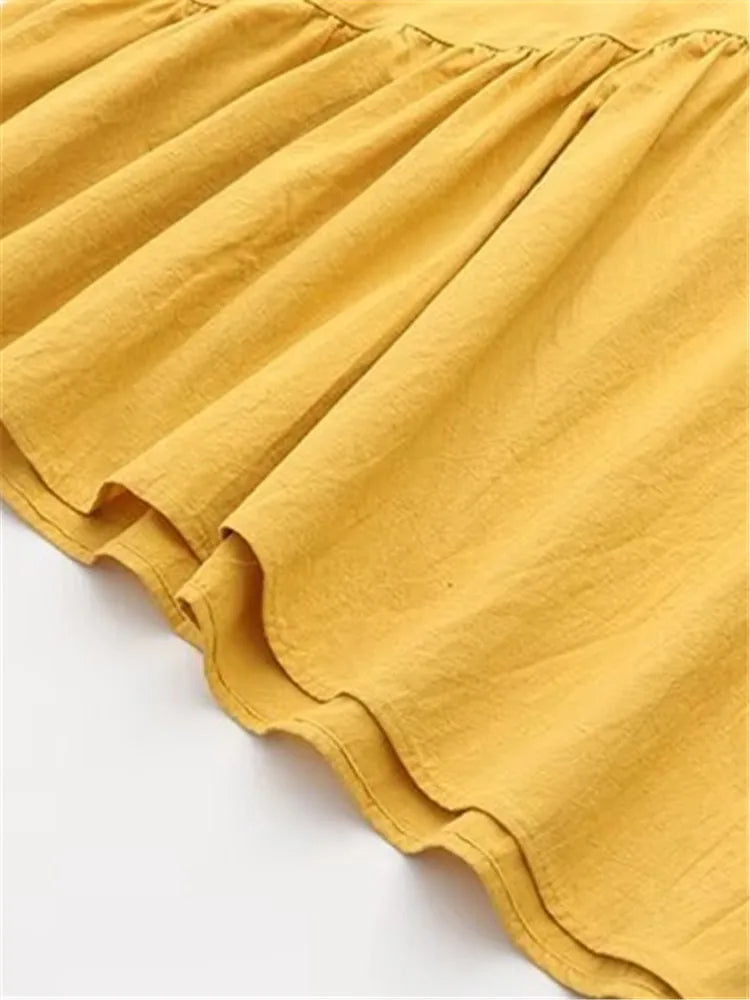 Gelber Baumwollrock mit Rüschen, Damenmode, Sommerkleidung, modisches Design.