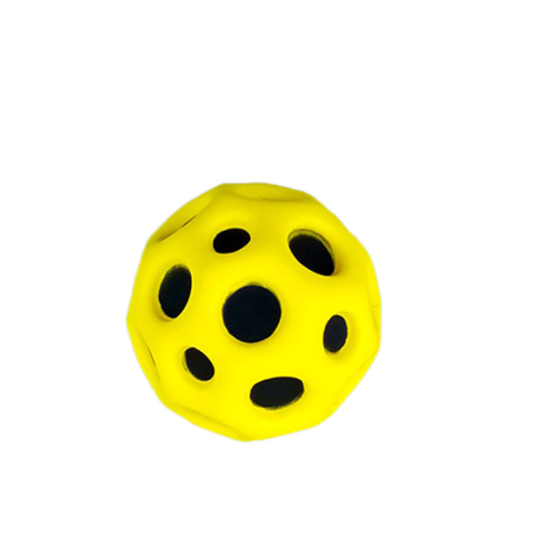 Gelber Hundespielzeugball aus Gummi mit Löchern, langlebig und interaktiv.