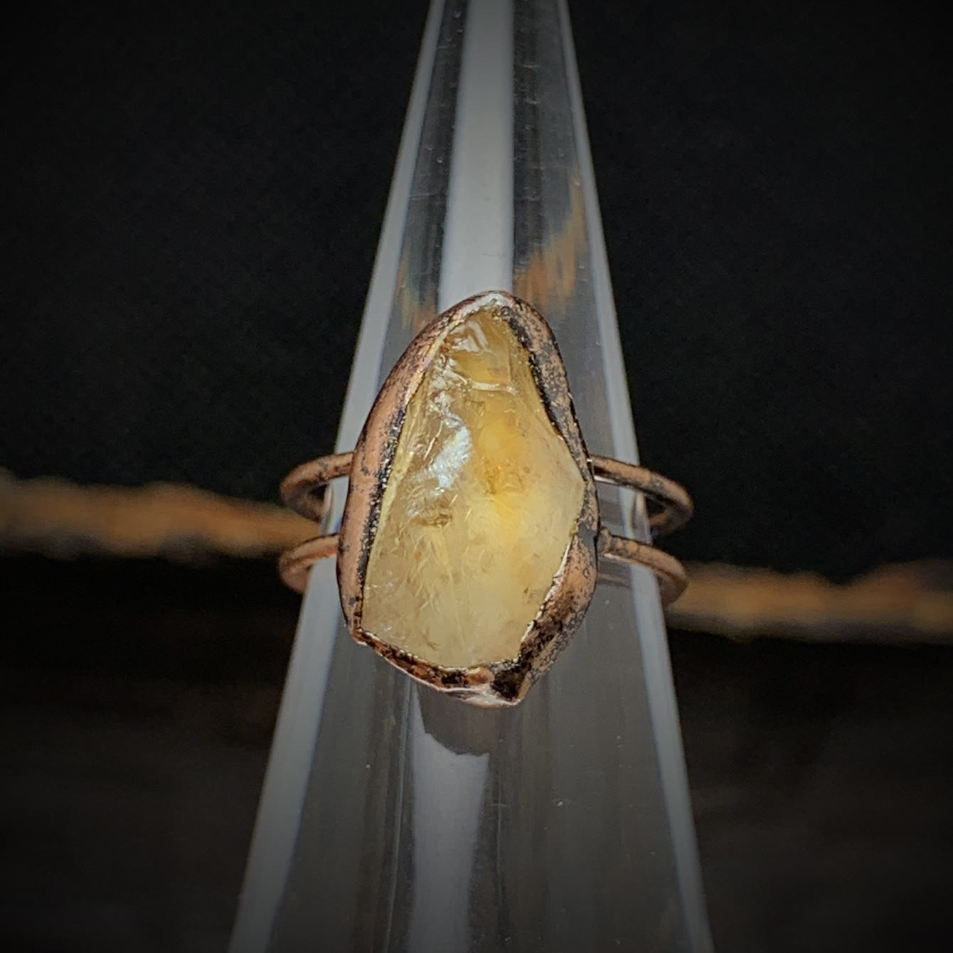 Rohstein-Ring aus Kupfer mit gelbem Edelstein, handgefertigt, rustikales Design, Schmuckaccessoire.