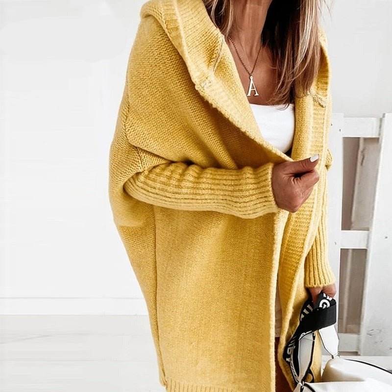Frau trägt gelben Strick-Cardigan mit Kapuze, modisch, gemütlich, Damenmode, Herbstbekleidung.