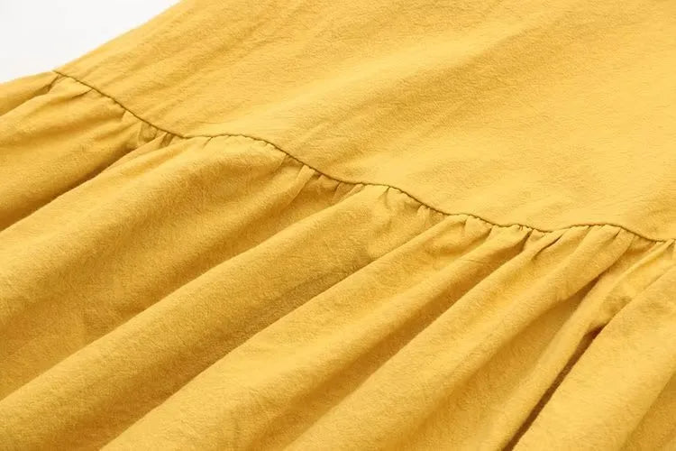 Gelbes Baumwollkleid Detailansicht, geraffter Stoff, modisches Sommerkleid, Damenmode.