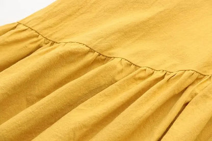Gelbes Baumwollkleid Detailansicht, geraffter Stoff, modisches Sommerkleid, Damenmode.