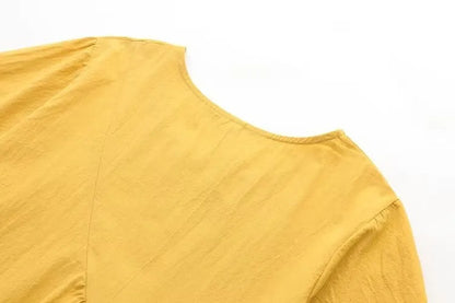 Gelbes Baumwollkleid, minimalistisches Design, Damenmode, Sommerkleidung, Rückansicht.
