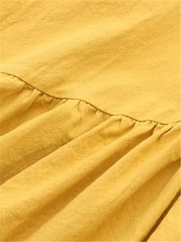 Gelber Baumwollstoff mit Rüschen, Textilstruktur, Mode, Bekleidungsmaterial, Nahaufnahme.